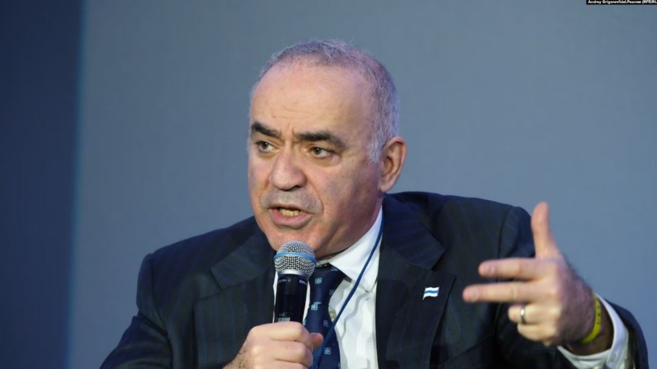 “Kufijtë e tanishëm të Rusisë mund të ndryshojnë”/ Paralajmëron Kasparov: Nëse nuk fiton luftën në Ukrainë…