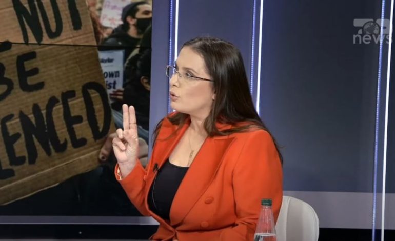 Habit Anila Hoxha: Dy deputetë u denoncuan nga gratë e tyre për dhunë! Para gjyqtarit thanë pa pikë turpi se…