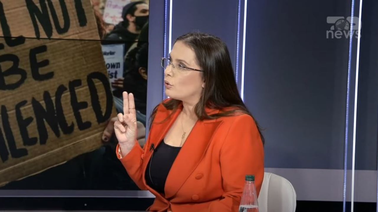 Habit Anila Hoxha: Dy deputetë u denoncuan nga gratë e tyre për dhunë! Para gjyqtarit thanë pa pikë turpi se…