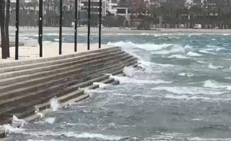 Mot i keq në Vlorë! Era e fortë shkakton ndërprerje të energjisë elektrike në Orikum, Dukat dhe Llogora