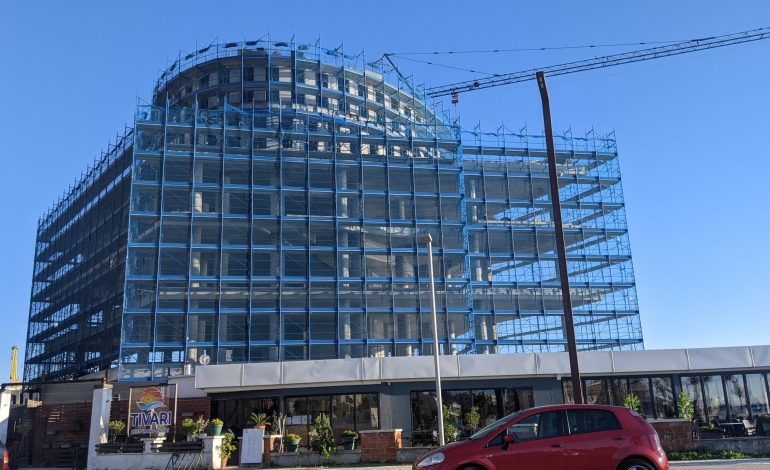 Drejtori i arrestuar i Bashkisë mori status special për hotel me 5 yje në Durrës