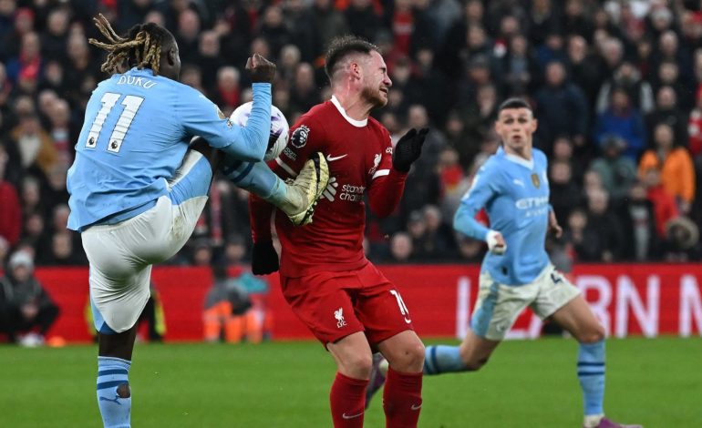 FOTO/ “100% penallti”, VAR tërbon anglezët, Klopp-Pep lënë të hapur çështjen titull (VIDEO)
