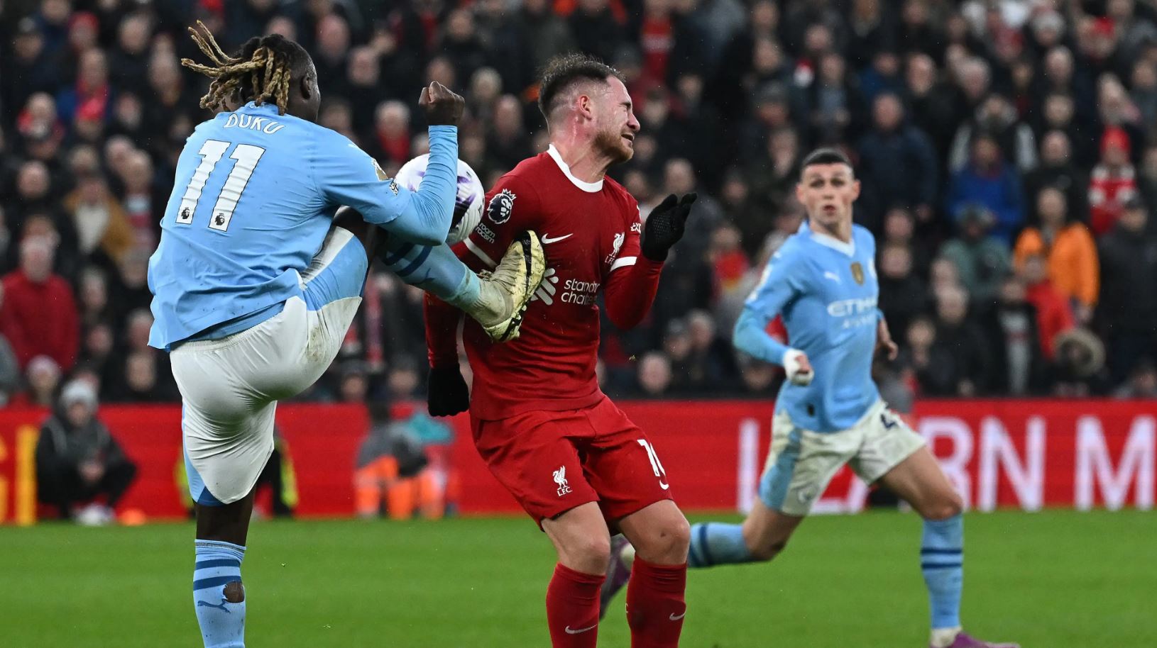 FOTO/ “100% penallti”, VAR tërbon anglezët, Klopp-Pep lënë të hapur çështjen titull (VIDEO)