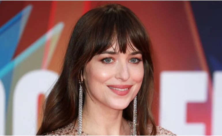 Dakota Johnson tregon si është të jesh njerka e dy adoleshentëve