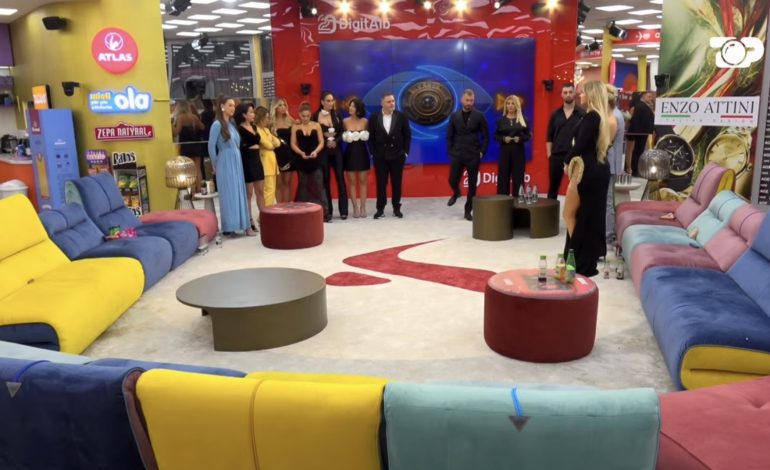 Romeo votohet lider i Big Brother VIP, ai dhe Juli zgjedhin katër banorët që shkojnë në nominim! Shtëpia ndahet në dy grupe