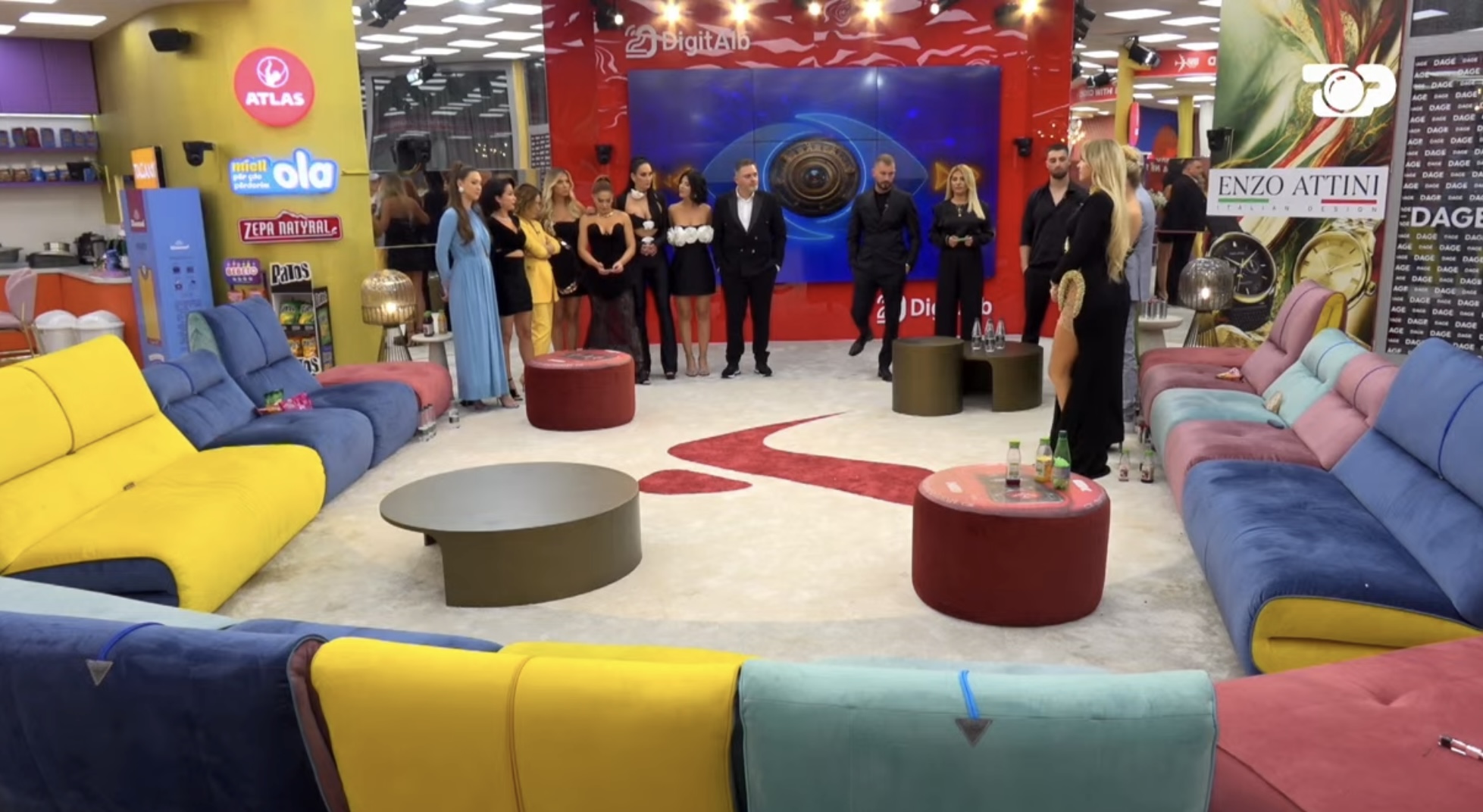 Romeo votohet lider i Big Brother VIP, ai dhe Juli zgjedhin katër banorët që shkojnë në nominim! Shtëpia ndahet në dy grupe