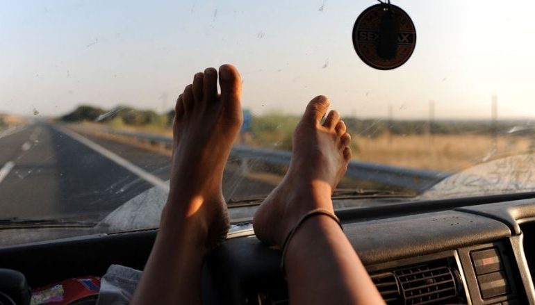 Ju pëlqen të udhëtoni me këmbët mbi kroskot? Mos e bëni më kurrë!