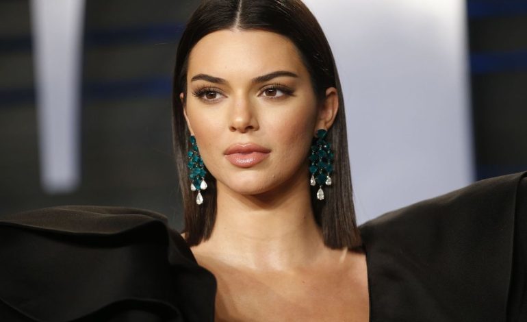 Kendall Jenner tërheq vëmendjen gjatë një daljeje në Paris