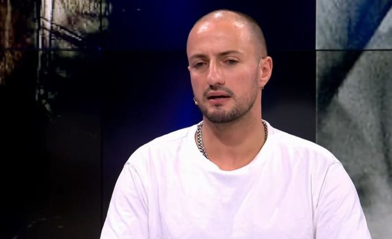 Krist Dragot zbulon portretin e të dashurës duke u puthur