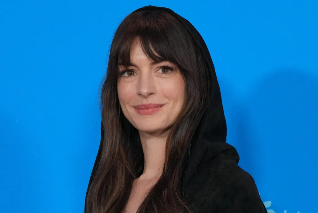 Ky është sekreti për të patur një lëkurë të pastër si të Anne Hathaway