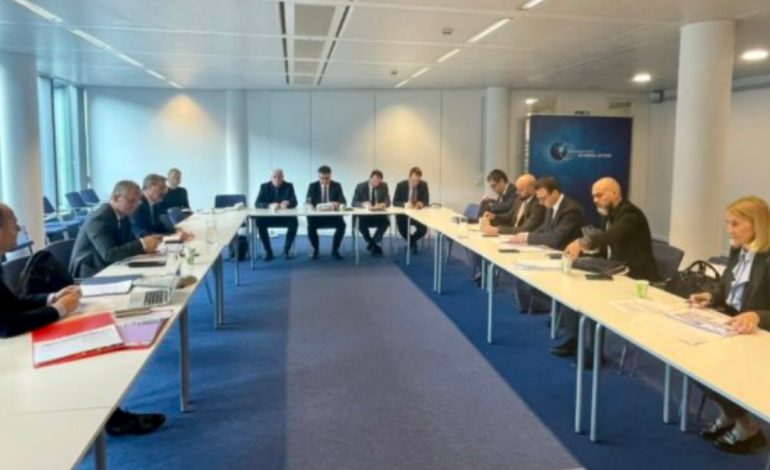 Ndalimi i dinarit serb/ Nis takimi trepalësh në Bruksel mes Lajçak dhe kryenegociatorëve të Kosovës dhe Serbisë