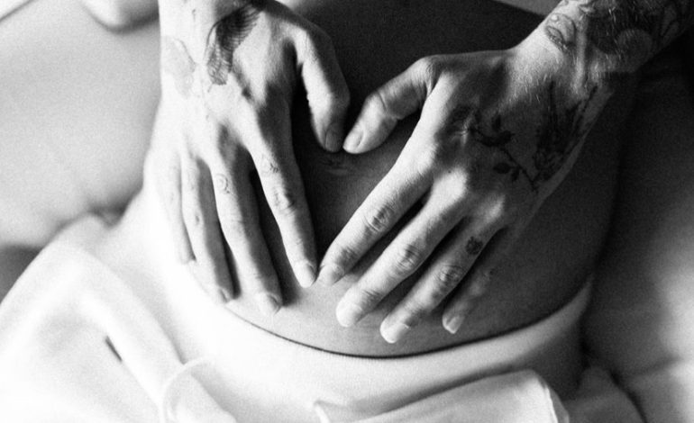 Maluma ndan një seri fotosh me partneren shtatzënë, Susana Gomez