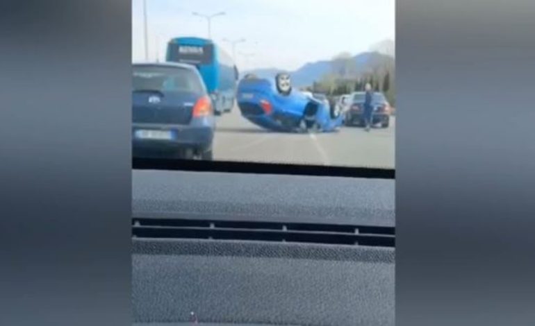 Aksident në autostradën Tiranë-Elbasan, makina përmbyset në mes të rrugës (Pamjet)