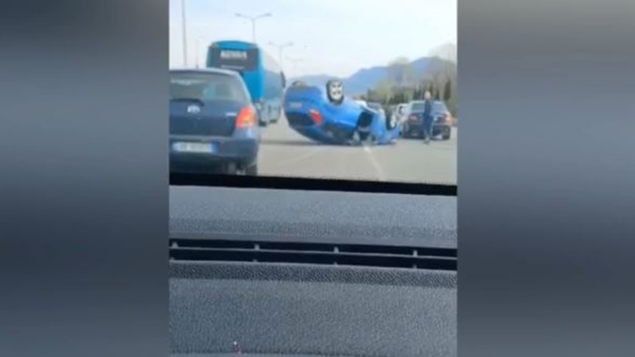 Aksident në autostradën Tiranë-Elbasan, makina përmbyset në mes të rrugës (Pamjet)