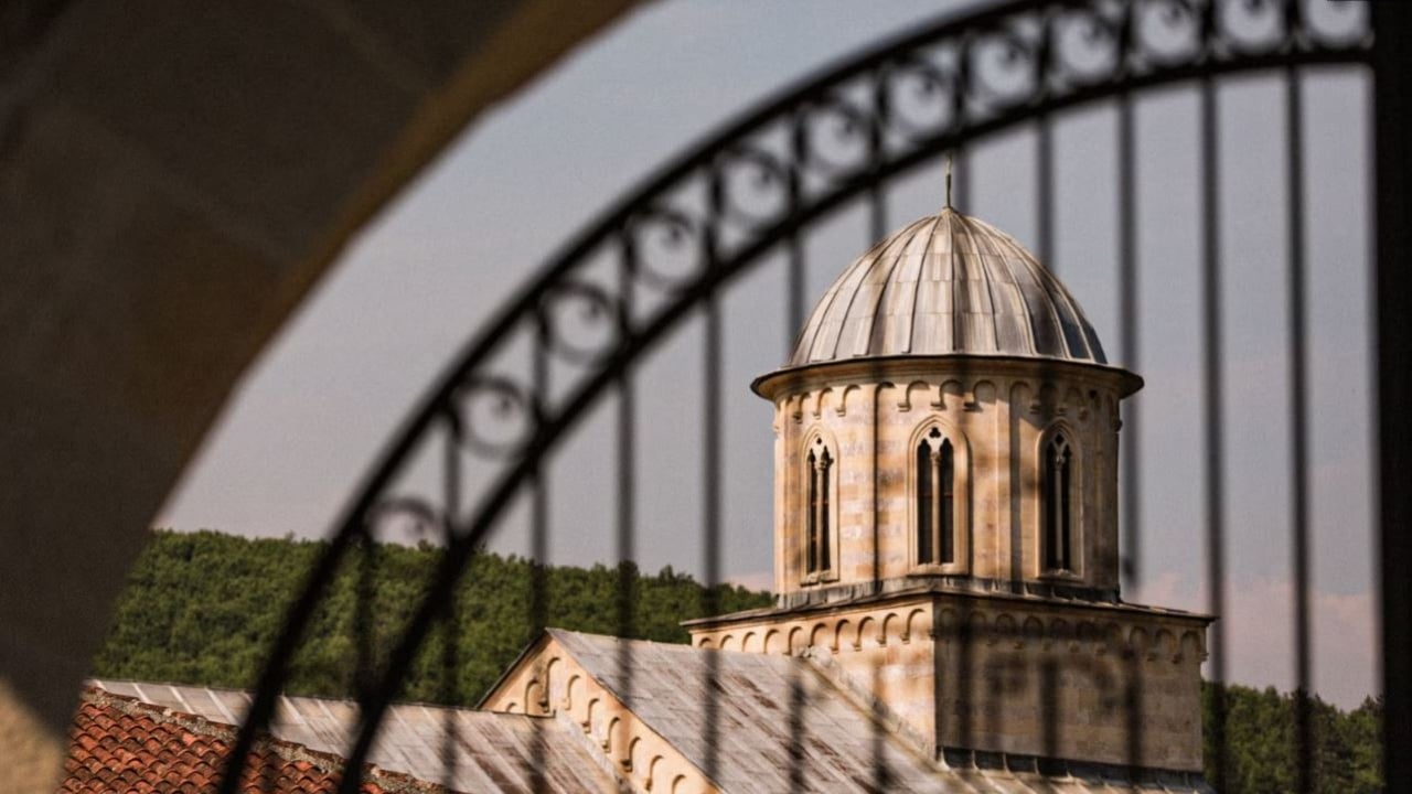 Zbatohet vendimi i Gjykatës Kushtetuese të Kosovës, Manastiri i Deçanit regjistron pronësinë e 24 hektarëve tokë