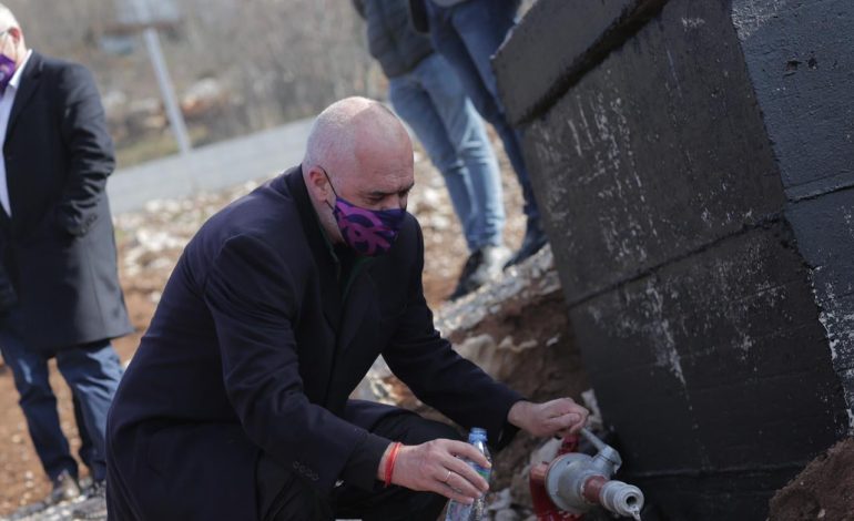 Dy të tretat e ujit të hedhur në rrjet humbet pa të ardhura, thotë ERRU