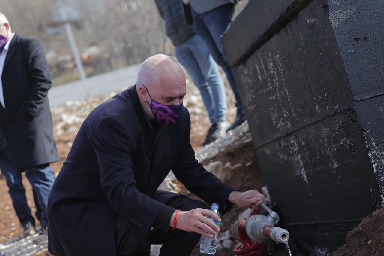 Dy të tretat e ujit të hedhur në rrjet humbet pa të ardhura, thotë ERRU