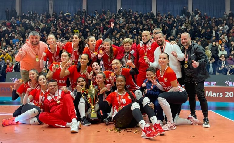 Atmosferë e “zjarrtë” në Korçë, Skënderbeu mposht Dritën dhe ngre lart trofeun e Ligës “Gjergj Kastrioti”
