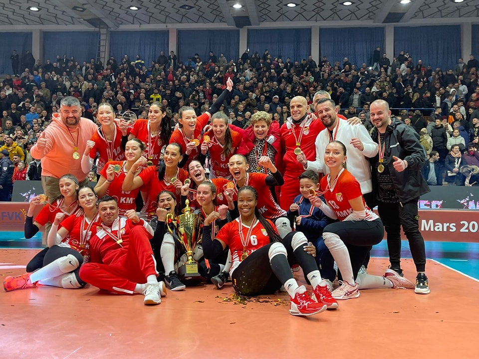 Atmosferë e “zjarrtë” në Korçë, Skënderbeu mposht Dritën dhe ngre lart trofeun e Ligës “Gjergj Kastrioti”