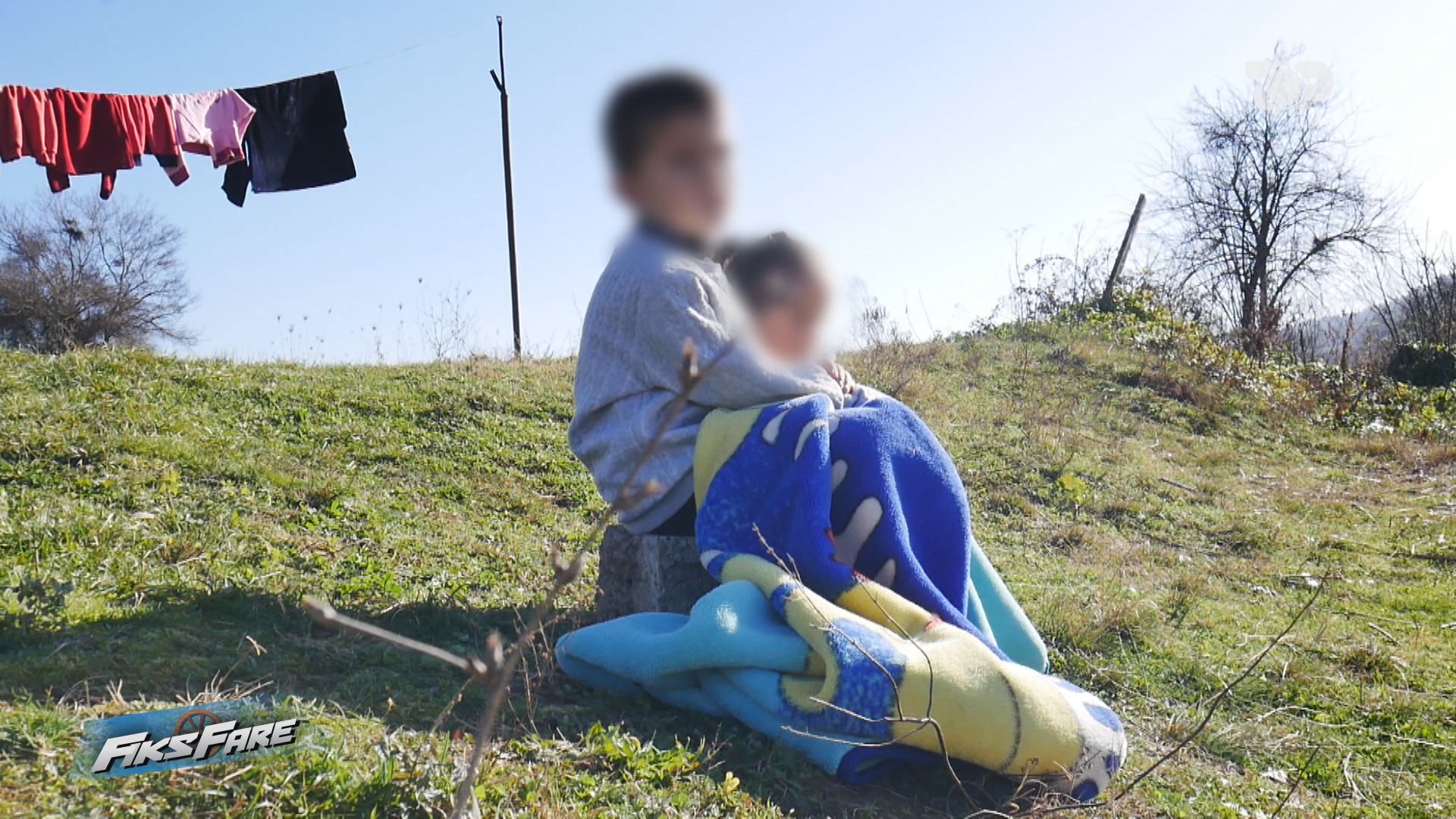 Fiks Fare/ Të miturit 5 dhe 7 vjeç rrezikojnë t’u bjerë tavani në kokë, flenë në tokë. Babai me probleme të shëndetit mendor apel për ndihmë!