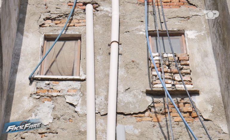 Fiks Fare/ Pallatet në Sukth ende me shenjat e tërmetit të 2019, ndërsa ujërat e zeza kanë pushtuar lagjen