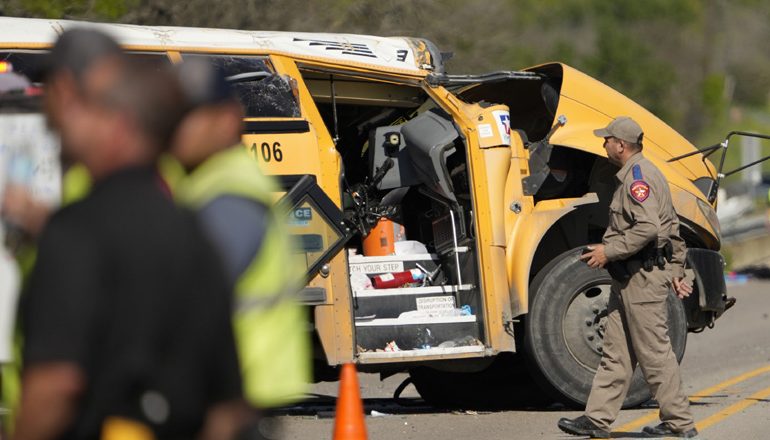 Aksident i frikshëm në Teksas/ Betoniera përplaset kokë më kokë me autobusin e shkollës, 2 viktima dhe rreth 40 të plagosur, disa në gjendje të rëndë