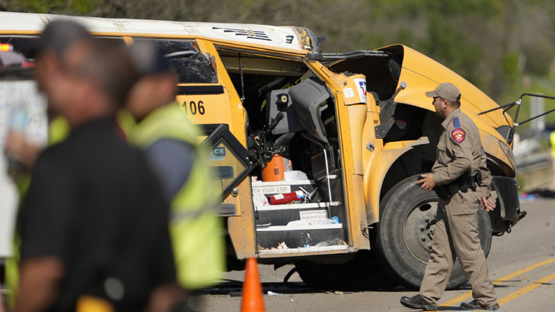 Aksident i frikshëm në Teksas/ Betoniera përplaset kokë më kokë me autobusin e shkollës, 2 viktima dhe rreth 40 të plagosur, disa në gjendje të rëndë