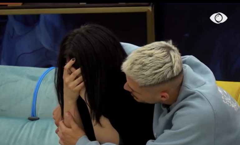 “Thjesht dua mamin”/ Sara përlotet, Bardhi i qëndron pranë