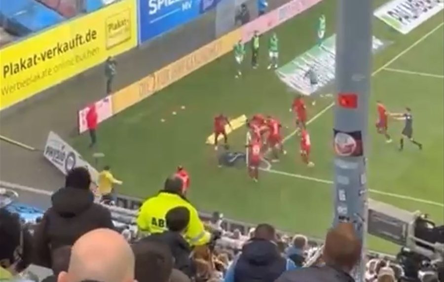 VD/ Ndodh në Gjermani, tifozi sulmon futbollistin e skuadrës kundërshtare