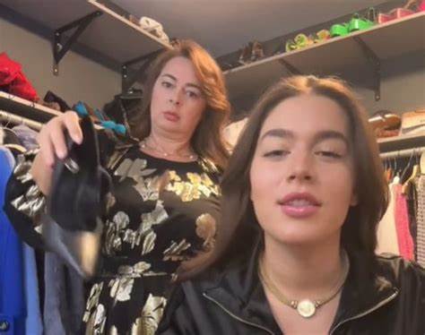 “Vajzës i gjeta të prera në krahë”/ Julia rrëfen largimin nga Shqipëria