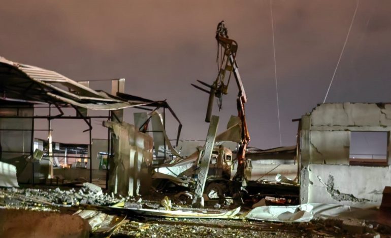 Pamje nga shpërthimi që i mori jetën babë e bir në Lushnjë, vinçi po ngrinte bombula oksigjeni. Në vendngjarje Prokuroria