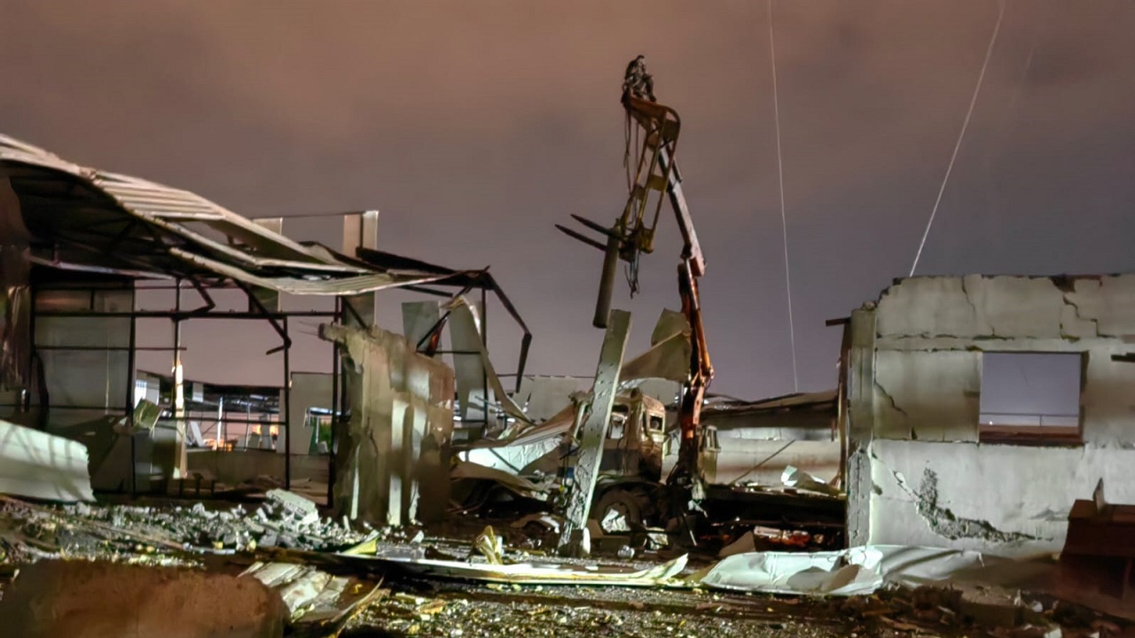Pamje nga shpërthimi që i mori jetën babë e bir në Lushnjë, vinçi po ngrinte bombula oksigjeni. Në vendngjarje Prokuroria
