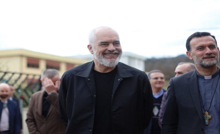 Kryeministri Rama në Rrëshen, inspekton shkollën profesionale: Investim në partneritet me kishën katolike