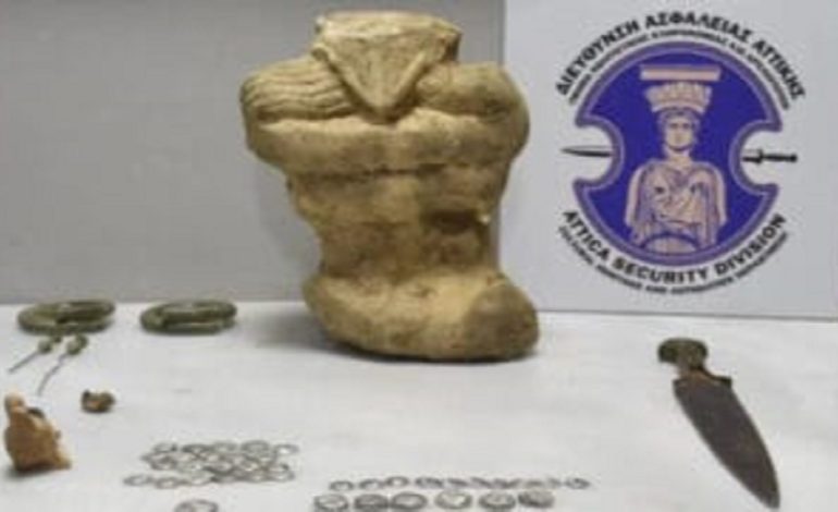 Foto/ Arrestohet trafikanti shqiptar i sendeve antike në Greqi, do t’i shiste për 100 mijë euro