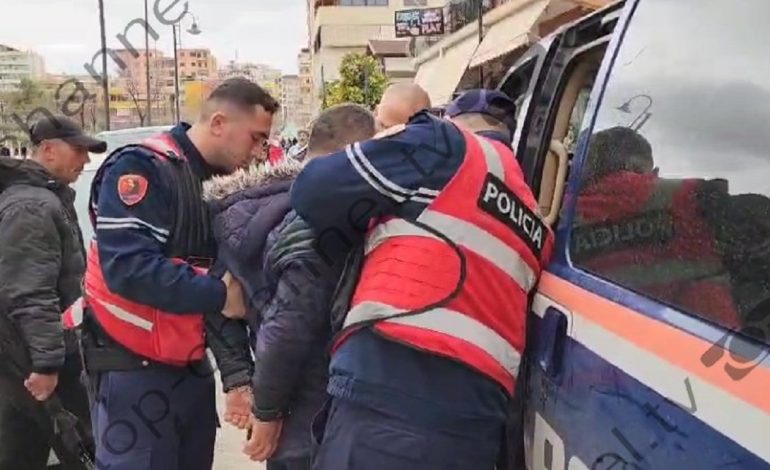 VIDEO/ Tentoi t’i vjedhë çantën një gruaje, momenti kur policia i vë prangat hajdutit në Fier: Nga je ti? Ça do këtu ti?