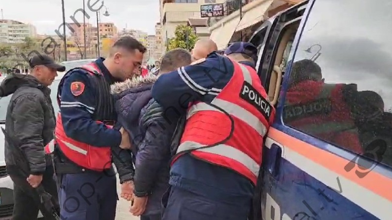 VIDEO/ Tentoi t’i vjedhë çantën një gruaje, momenti kur policia i vë prangat hajdutit në Fier: Nga je ti? Ça do këtu ti?