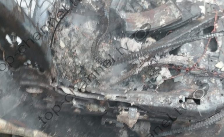 Autorët dogjën makinën pas ekzekutimit të Bejtjas, shikoni si është shkrumbuar mjeti, dallohen edhe kallashnikovët