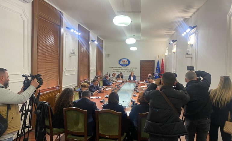 Pas dakordësimit mes PS dhe Rithemelimit, rikthehet normaliteti në Komisione, palët bëhen bashkë pas 5 muajsh 
 18/03/2024 11:19