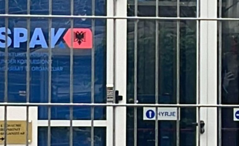 Gjiknuri del pas gjashtë orësh nga SPAK: Dhashë shpjegime, por është sekret hetimor 
 01/03/2024 15:38