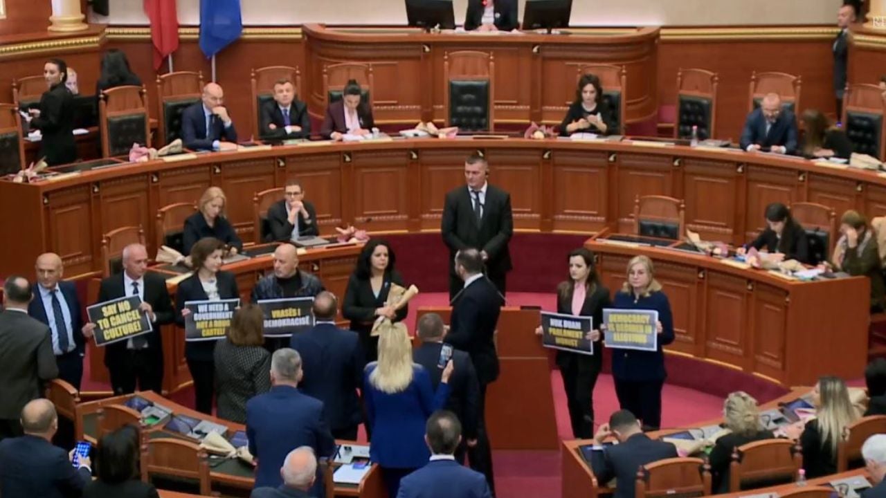 VIDEO/ “Po qetësohu more”, Spiropali merr fjalën, deputeti i PD i bie Foltores. Elda Hoti tenton të…