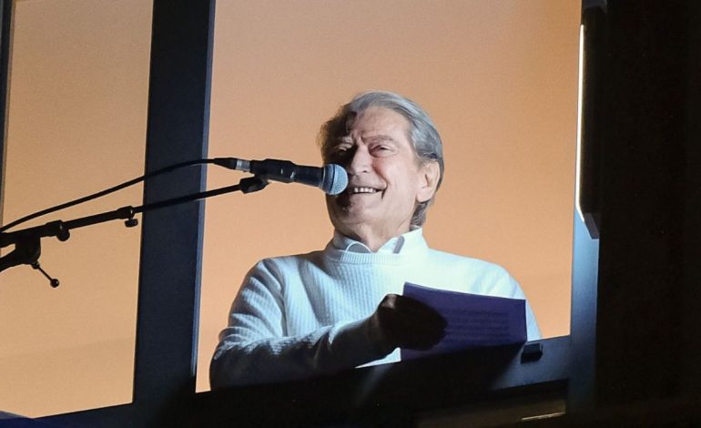 Marrëveshja me socialistët për të fikur flakadanët, Berisha nga ballkoni: Nuk e braktisim Kuvendin, kanë tmerr nga komisionet hetimore