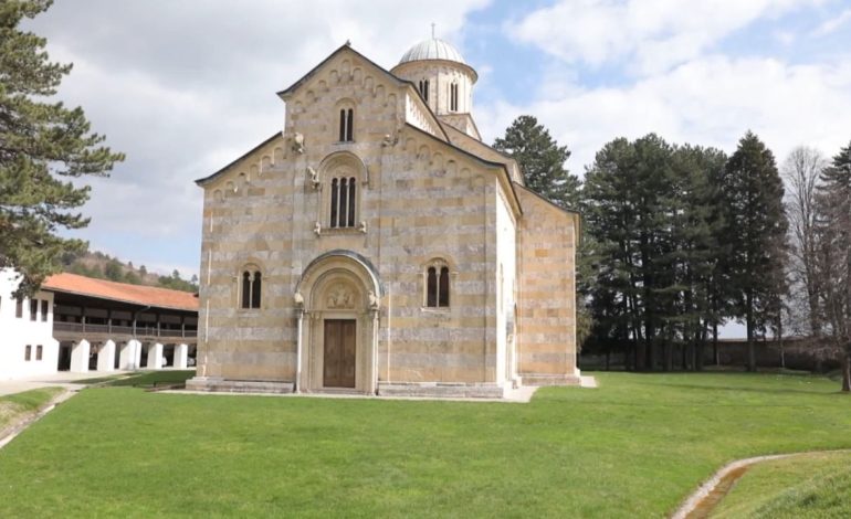 Tokat e manastirit të Deçanit, kryeministri Kurti i kaloi në pronësi 24 hektarë, “ishte vendim i kushtetueses”