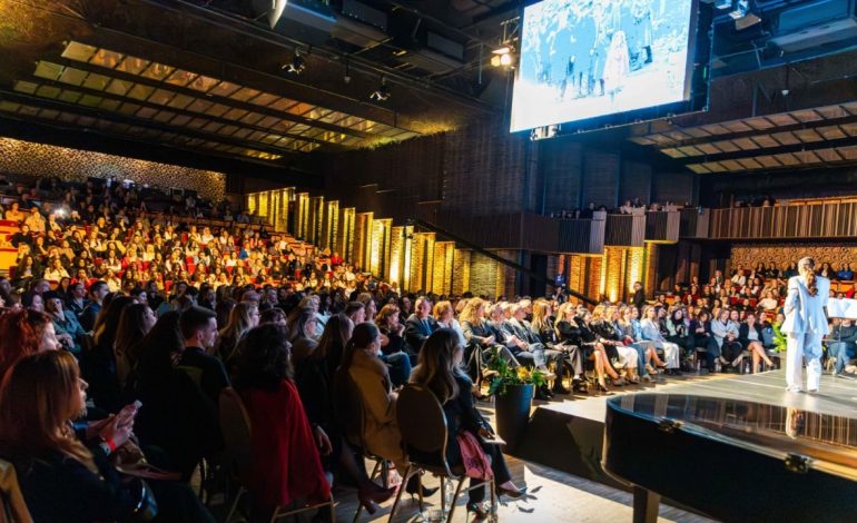 Grida Duma, show motivues për gratë në Prishtinë! Mijëra gra në audiencë