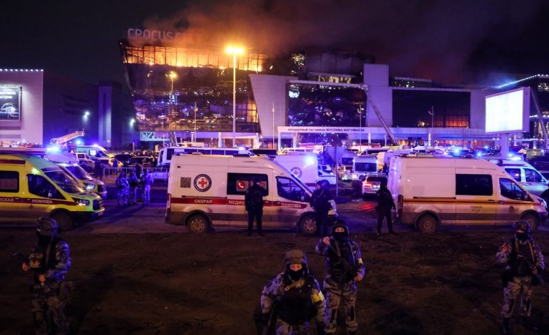 Rëndohet bilanci i viktimave të sulmit në sallën e koncerteve në Rusi, ndalohen operacionet e kërkimit të trupave të pajetë