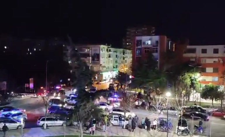 Aksident rrugor në Durrës, makina përplas efektivin e policisë teksa ishte në shërbim