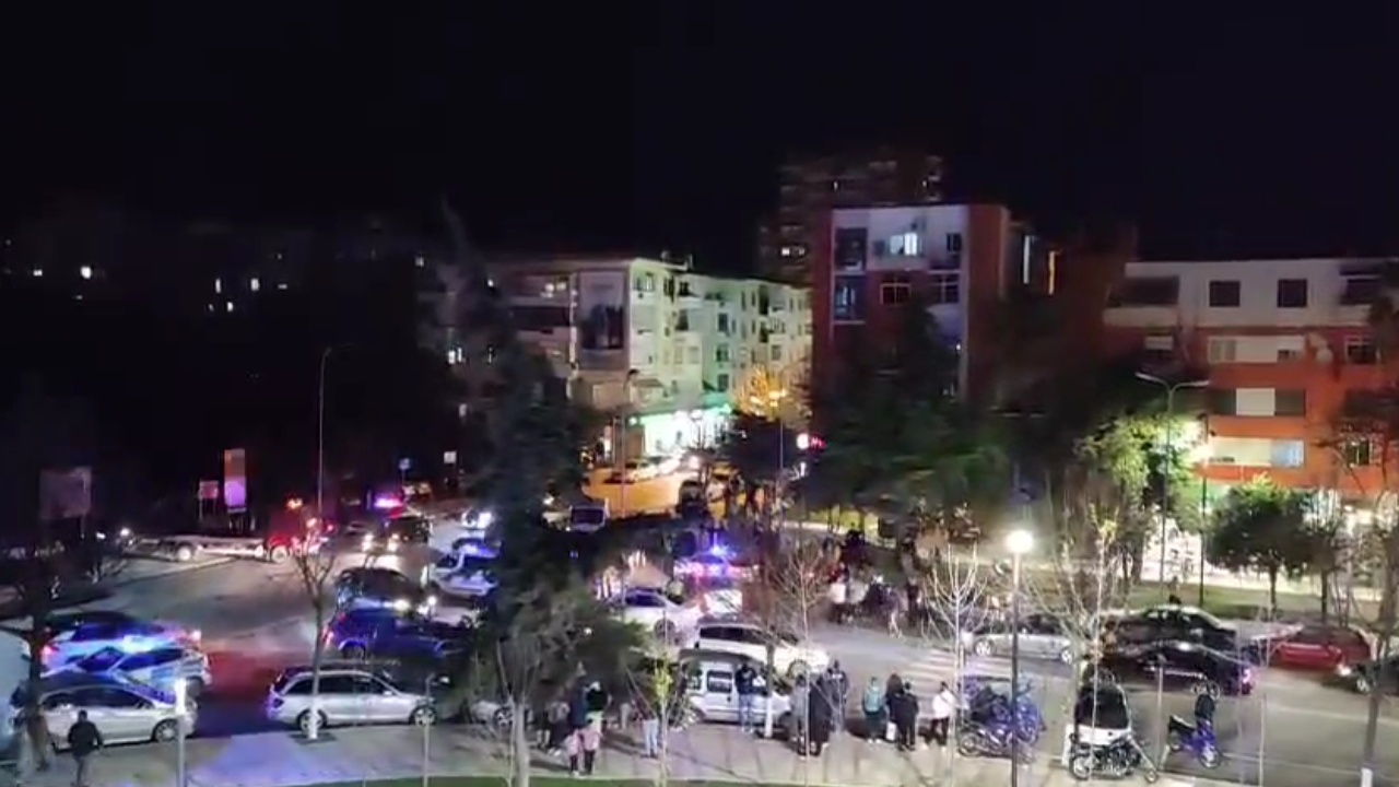 Aksident rrugor në Durrës, makina përplas efektivin e policisë teksa ishte në shërbim