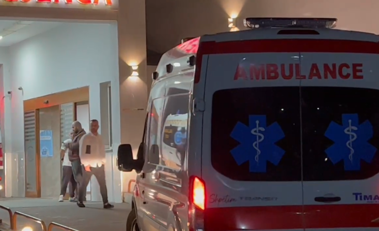 Makina përplaset me motorin në aksin rrugor Krahës-Tepelenë, plagoset 63-vjeçari