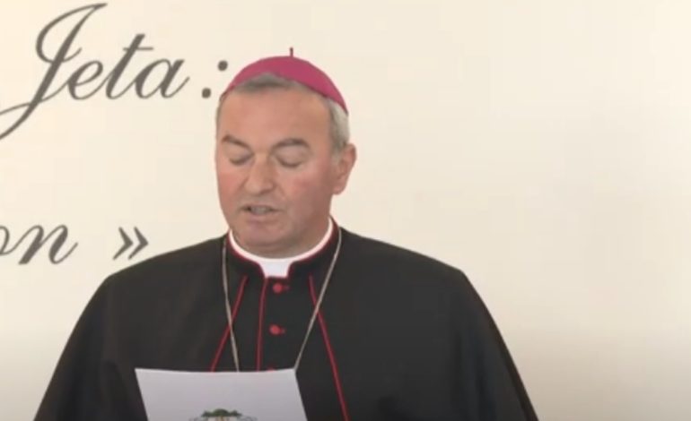 Turistët mbushin kishat! Kryeipeshkvi i metropolit Tiranë-Durrës uron Pashkët, jep mesazhin e rëndësishëm për të rinjtë shqiptarë