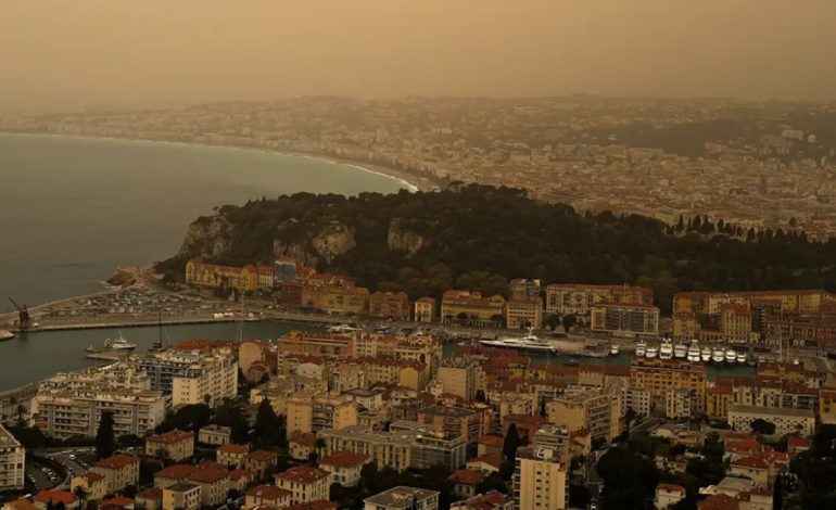 FOTOT/ Alarm në Europë për pluhurin afrikan! 180 mijë tonë rërë mbuluan qiellin e Zvicrës. Nesër në Shqipëri pritet…