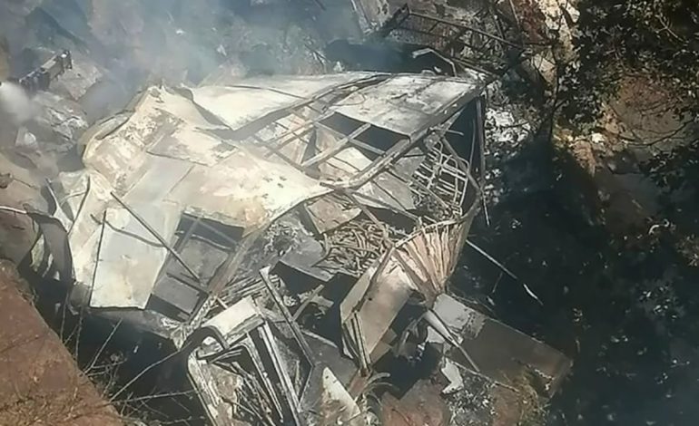 Po shkonin në një konferencë që mbahej për Pashkët, autobusi bie nga shkëmbi, vdesin 45 pasagjerët! Shpëton mrekullisht vajza tetë vjeçare